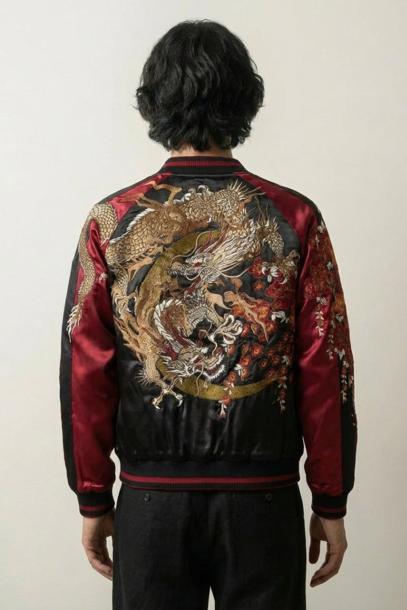 Japanische Sukajan-Souvenirjacke mit goldenem Drachen zwischen Herbstahorn, Rückenansicht der Stickerei