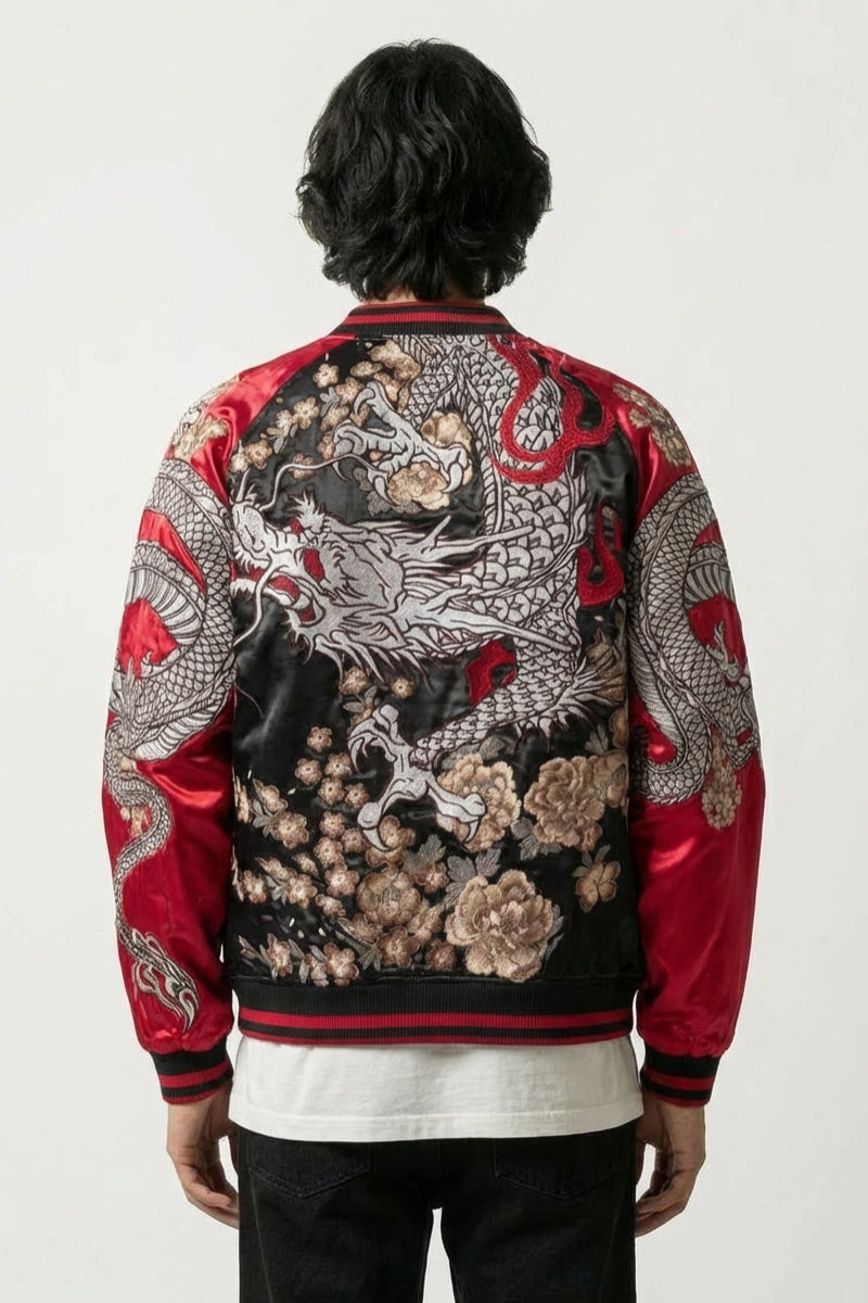Japanische Sukajan-Souvenirjacke mit Drachen in der Bewegung des Wassers, Rückenansicht der Stickerei