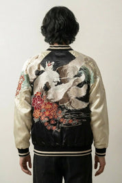 Japanische Sukajan-Souvenirjacke mit weißen Kranichen im Flug über Blüten, Rückenansicht der Stickerei