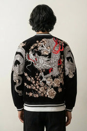 Japanische Sukajan-Souvenirjacke mit Drachen im Bushido-Geist der Samurai, Rückenansicht der Stickerei
