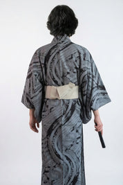 Sumi-e-Kimono 'Suibokuga' mit Tuschestrichen auf Stahlgrau, Detailansicht des Stoffs und des Obi