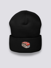 Sushi-Beanie – Beanie, gesticktes Lachs-Nigiri in Großaufnahme, Seitenansicht