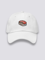 Sushi-Cap – japanische Cap, gesticktes Lachs-Nigiri in Großaufnahme, Detailaufnahme der Stickerei