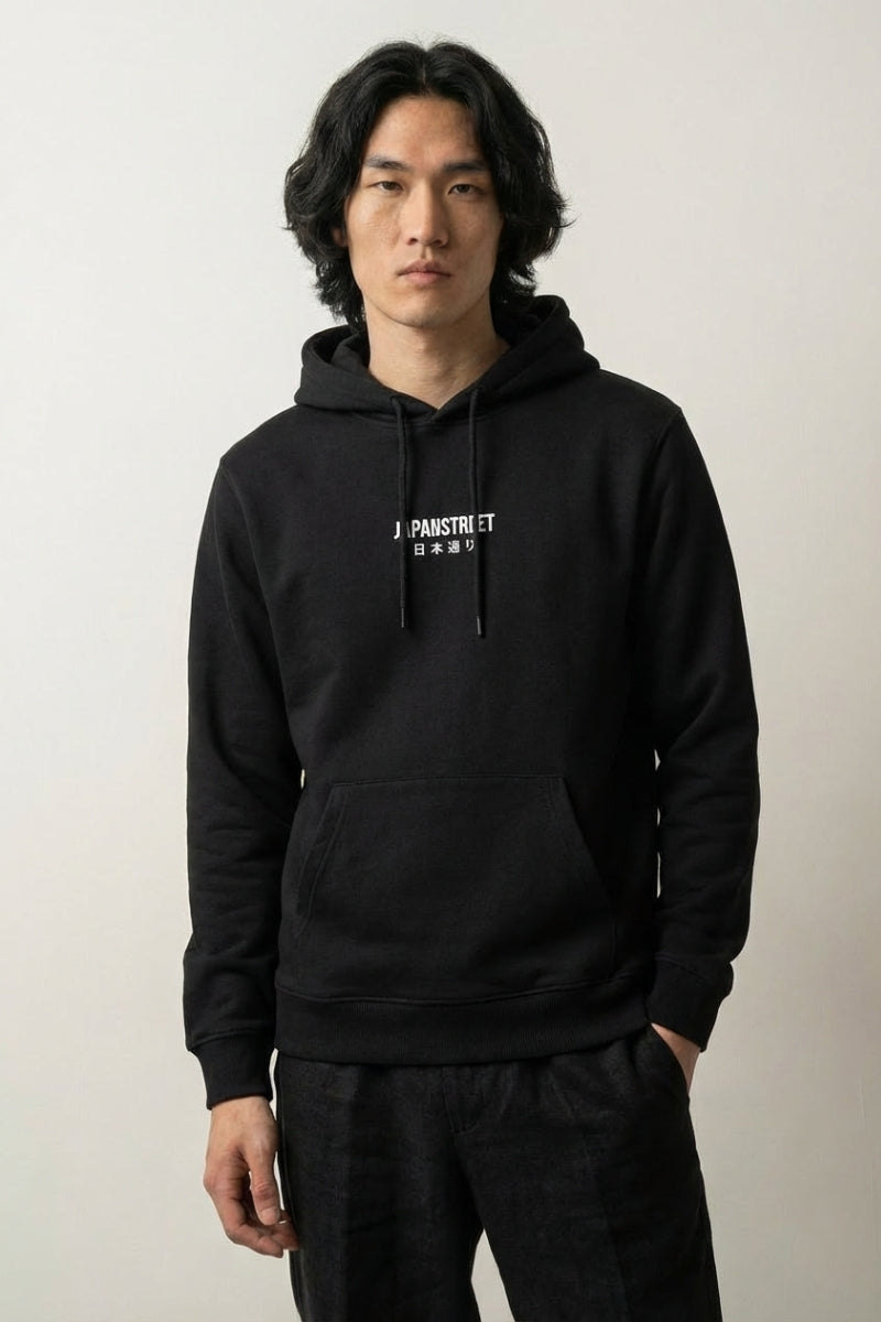 Hoodie mit japanischer Schrift - ニホンヅル – Studioaufnahme Vorderseite