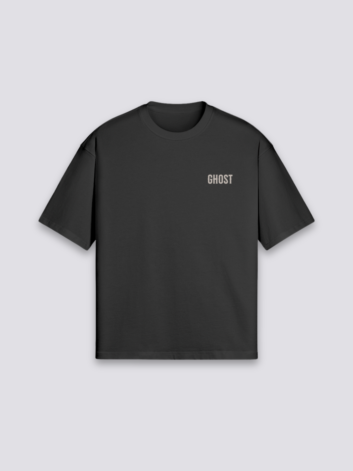 T-Shirt im japanischen Stil mit Geister-Samurai, Cyberpunk-Tech-Noir-Druck, oversize Baumwolle, Gesamtansicht getragen