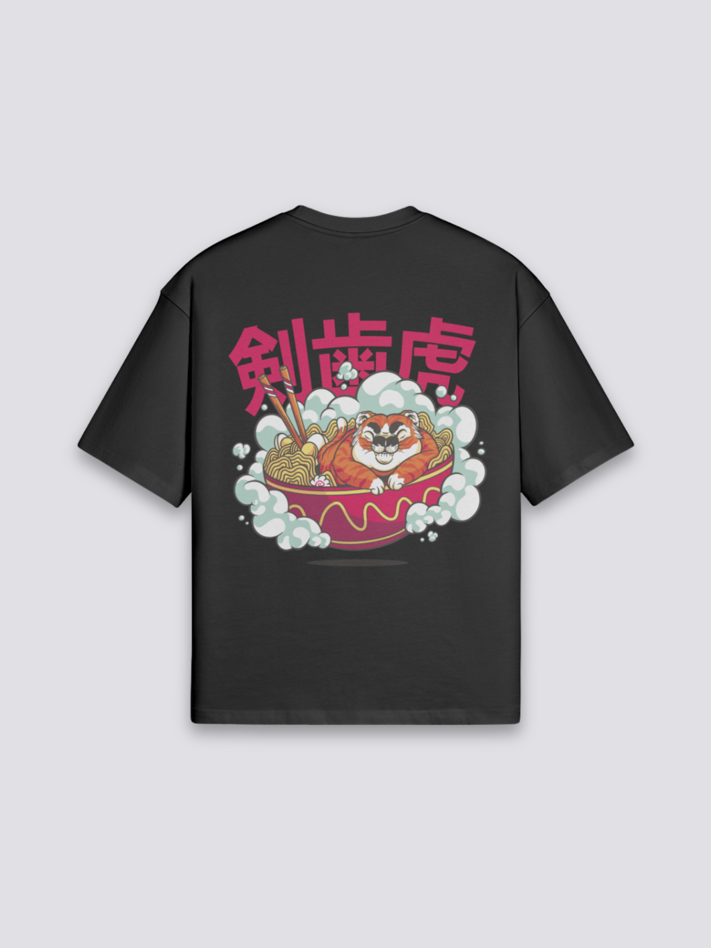 T-Shirt mit japanischer Schrift, Katakana Ramen und Säbelzahntiger, Typografie-Druck, oversize, seitliche Ansicht