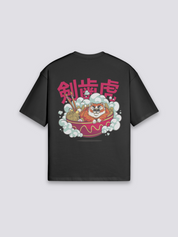 T-Shirt mit japanischer Schrift, Katakana Ramen und Säbelzahntiger, Typografie-Druck, oversize, seitliche Ansicht