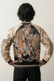Japanische Sukajan-Souvenirjacke mit Tiger im vollen Angriff, Rückenansicht der Stickerei