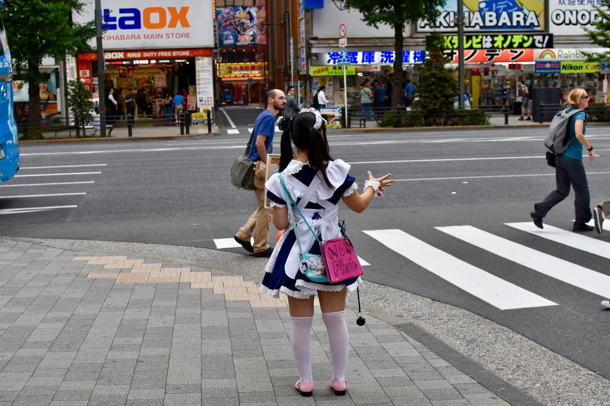 Straße in Akihabara, Tokio, mit Maid-Café und Anime-Kultur des modernen Japan