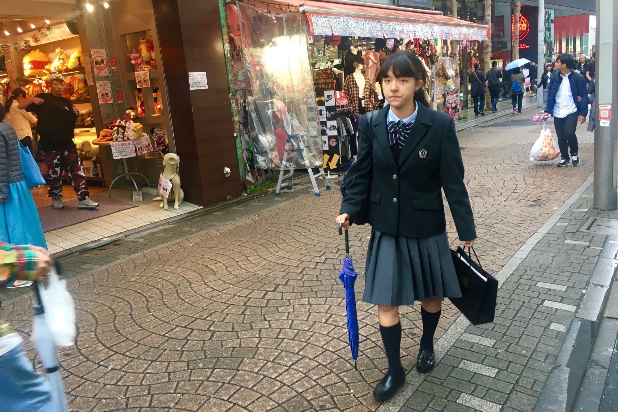 Schuluniform-Look in Harajuku, Tokio, als Ausdruck japanischer Streetwear-Mode