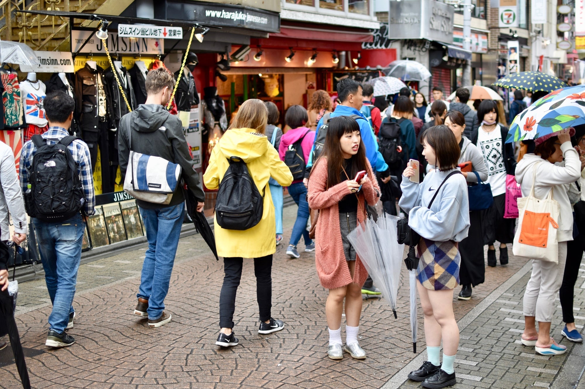 Junge Leute in Straßenmode in Harajuku, Tokio – japanischer Streetwear-Stil