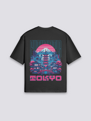 Tokio T-Shirt mit Pagode, Berg Fuji und Neon-Architektur, retrofuturistischer Druck, oversize, Rückenansicht mit Rückendruck