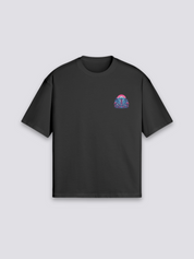 Tokio T-Shirt mit Pagode, Berg Fuji und Neon-Architektur, retrofuturistischer Druck, oversize, Gesamtansicht getragen