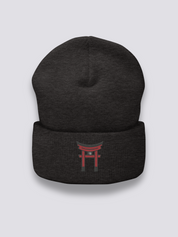 Torii-Beanie – Beanie, großes gesticktes zinnoberrotes Torii, Vorderansicht