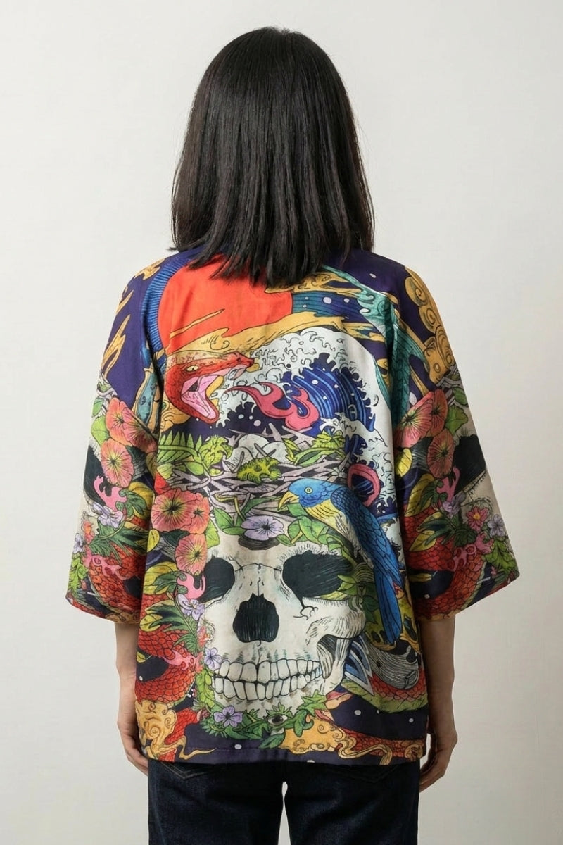 Totenkopf-Kimono 'Zugaikotsu', Rückansicht offen getragen – Damen Kimono-Jacke japanischer Haori mit Totenkopf-Motiv