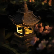 Traditionelle japanische Laterne – japanische Laterne, Stein-Tōrō im Pagodenstil für den Garten, Nahaufnahme