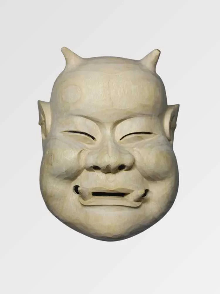 Beige Noh-Maske von vorn vor einfarbig grauem Hintergrund — lächelndes altes Gesicht mit zusammengekniffenen Augen, sandfarben und schlicht modelliert