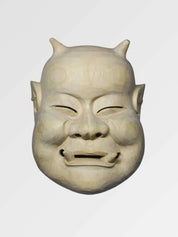 Beige Noh-Maske von vorn vor einfarbig grauem Hintergrund — lächelndes altes Gesicht mit zusammengekniffenen Augen, sandfarben und schlicht modelliert