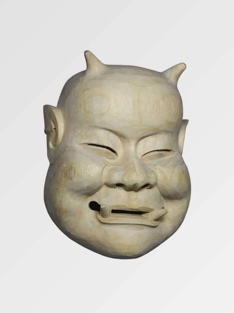 Beige Noh-Maske in Dreiviertelansicht von hinten — lächelndes altes Gesicht mit zusammengekniffenen Augen, sandfarben und schlicht modelliert