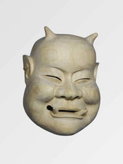 Beige Noh-Maske in Dreiviertelansicht von hinten — lächelndes altes Gesicht mit zusammengekniffenen Augen, sandfarben und schlicht modelliert