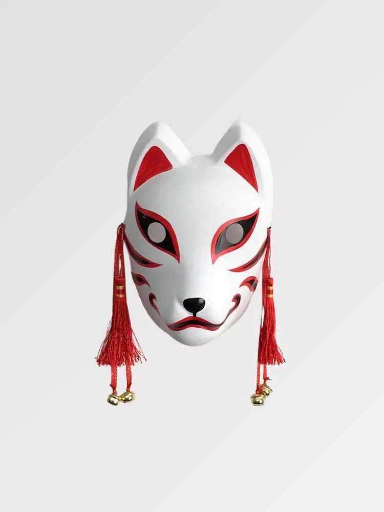 Rot-weiße Kitsune-Maske von vorn vor einfarbig grauem Hintergrund — weißer Fuchs mit roten Linien, roten Quasten und goldenen Glöckchen an den Seiten