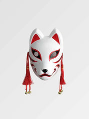 Rot-weiße Kitsune-Maske von vorn vor einfarbig grauem Hintergrund — weißer Fuchs mit roten Linien, roten Quasten und goldenen Glöckchen an den Seiten