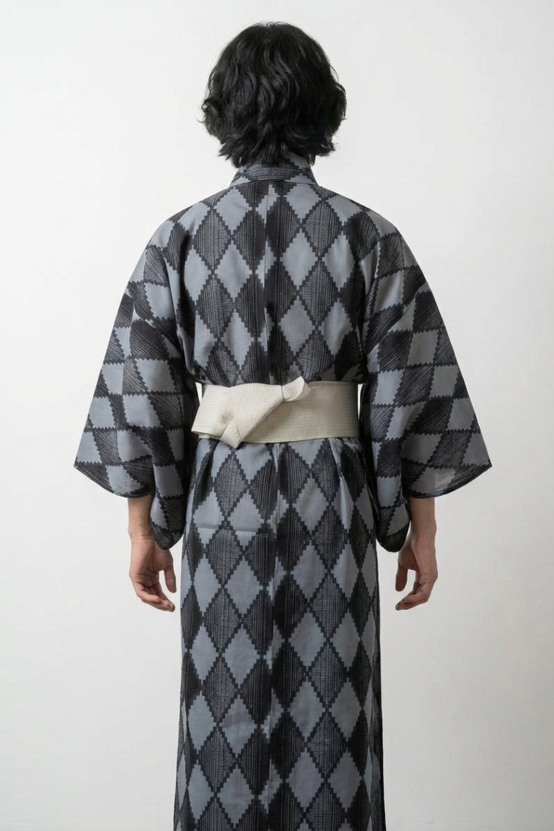 Traditioneller Kimono 'Hishigata' mit Hishigata-Rauten in Stahlblau, Detailansicht des Stoffs und des Obi