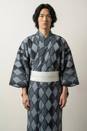 Traditioneller Kimono 'Hishigata', bodenlanger japanischer Yukata mit Hishigata-Rauten in Stahlblau, Vorderansicht