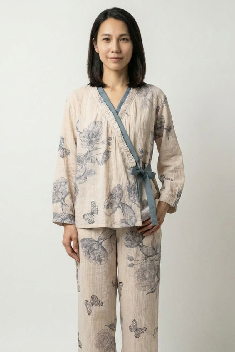 Traditioneller Japanischer Schmetterlings-Pyjama 'Chouka' – japanischer Pyjama, doppelte Gaze mit Schmetterlingen und Pfingstrosen im Sumi-e-Stil, ...