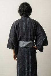 Traditioneller Yukata 'Asanugi' mit Asanoha-Hanfblattmuster in Anthrazit, Detailansicht des Stoffs und des Obi