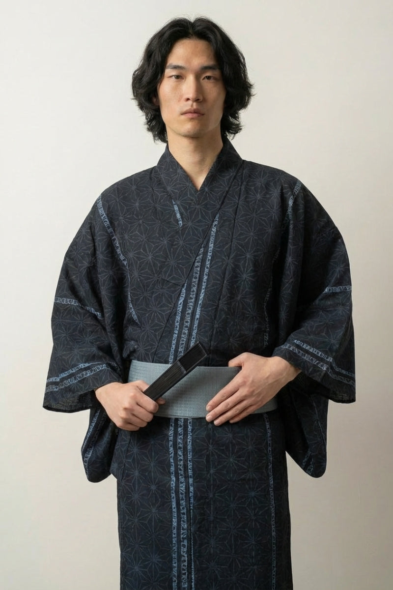 Traditioneller Yukata 'Asanugi', bodenlanger japanischer Yukata mit Asanoha-Hanfblattmuster in Anthrazit, Vorderansicht