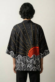 traditionelles Haori 'Tsuki no Taiyo' mit roter Sonne und Sternennacht, japanischer Haori in Vorderansicht