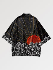 traditionelles Haori 'Tsuki no Taiyo', getragene Ansicht der offenen Haori-Jacke mit roter Sonne und Sternennacht