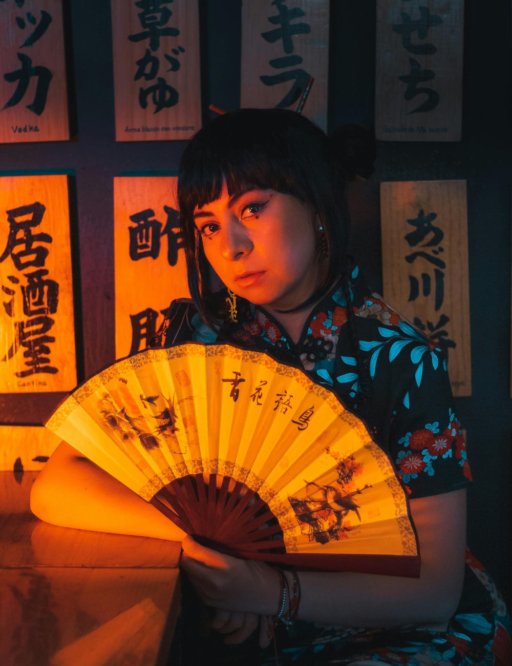 Model in floralem japanischem Kleid, inspiriert von der asiatischen Kultur — Kollektion Japanische Kleidung