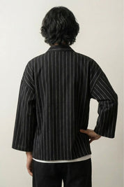 Schwarz-weiße Kimono-Jacke 'Kaito' – Studioaufnahme Rückseite