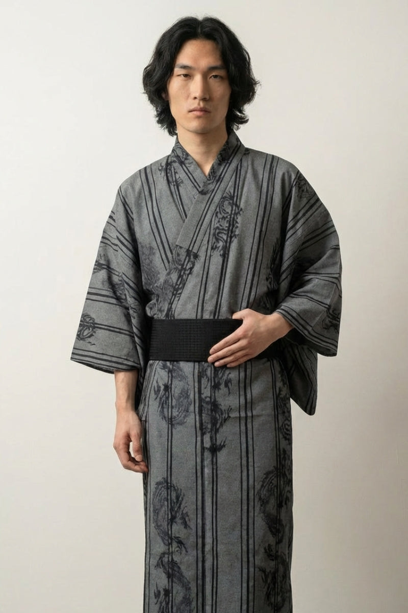 Vintage Kimono 'Ryûchiku', bodenlanger japanischer Yukata mit Drachen und Bambus auf Grau, Vorderansicht