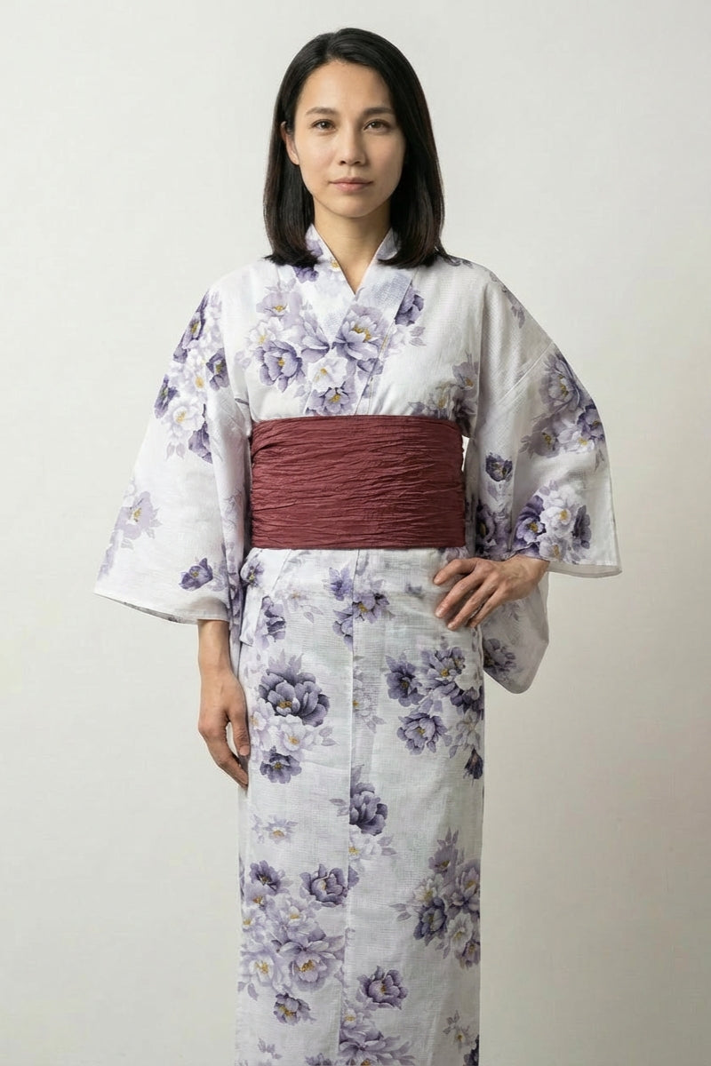Weißer Japanischer Kimono 'Botanko' – japanischer Damen-Kimono mit Obi, Pfingstrosenmotiv, bordeauxroter Obi, Vorderansicht