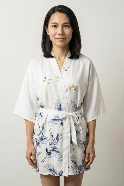 Weißer japanischer Pyjama im Kimono-Stil