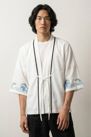 Weiße Herren-Kimono-Jacke Kanagawa, große Welle Hokusai bedruckt, japanisches Haori Vorderansicht