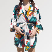 Weißer Kimono mit Blumenmuster 'Tropical' – mit Obi: detailreicher Kimono im japanischen Stil