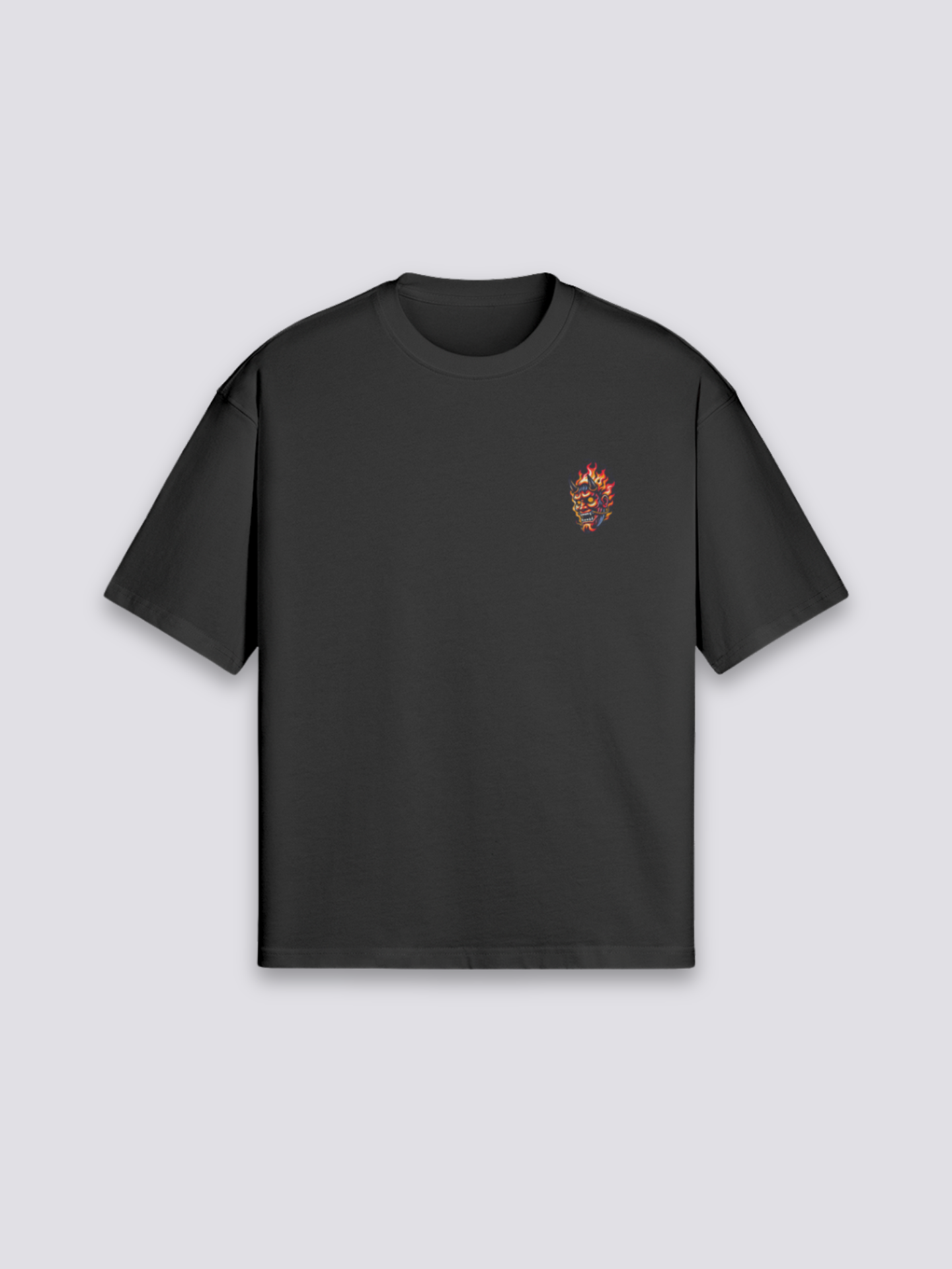 Yokai T-Shirt mit Dämonenmaske und Flammen, japanischer Folklore-Druck, oversize Baumwolle, Gesamtansicht getragen