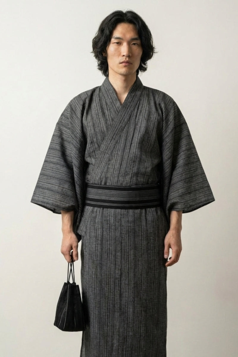 Yukata 'Hokuto', bodenlanger japanischer Yukata mit dichter Kasuri-Webung in Anthrazit, Vorderansicht