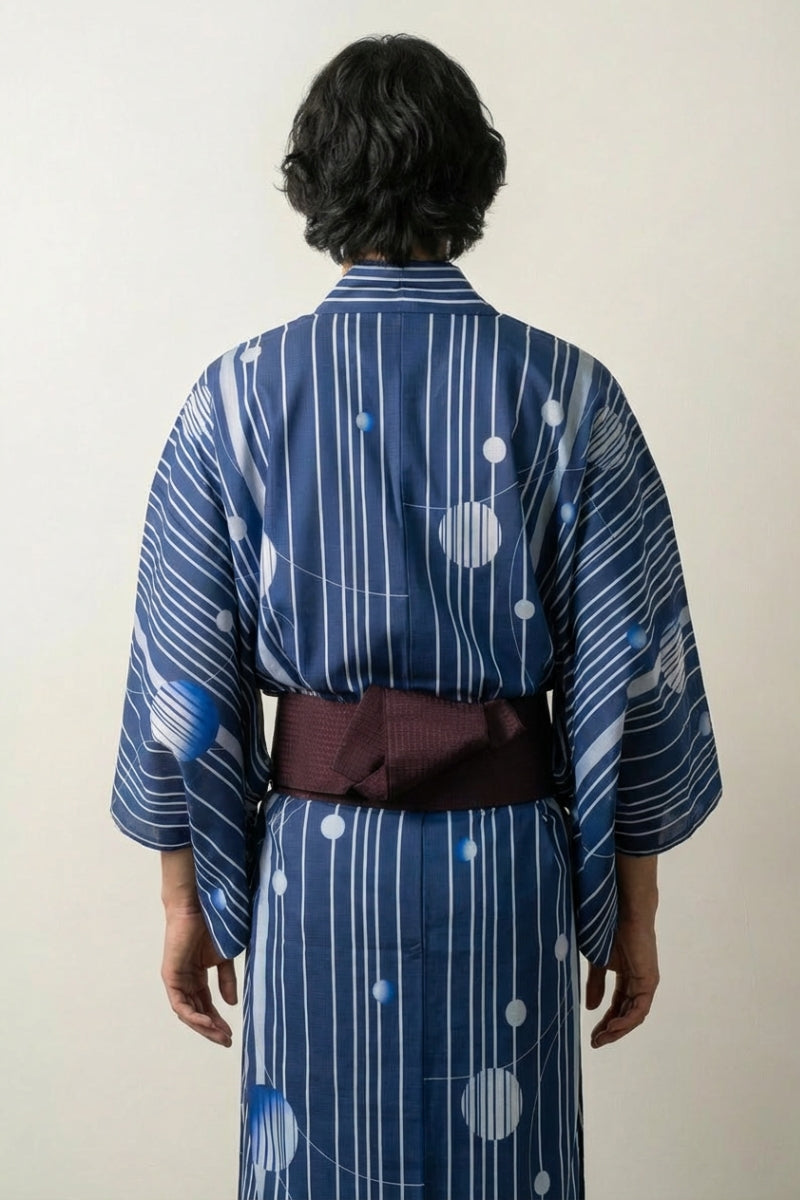 Blauer Yukata für Herren 'Tamahari' – Studioaufnahme 2