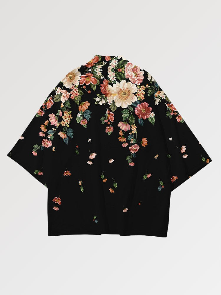 Yukata-Haori 'Floral', getragene Ansicht der offenen Haori-Jacke mit Pfingstrosen und Kirschblüten