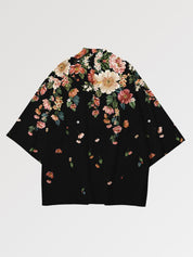 Yukata-Haori 'Floral', getragene Ansicht der offenen Haori-Jacke mit Pfingstrosen und Kirschblüten