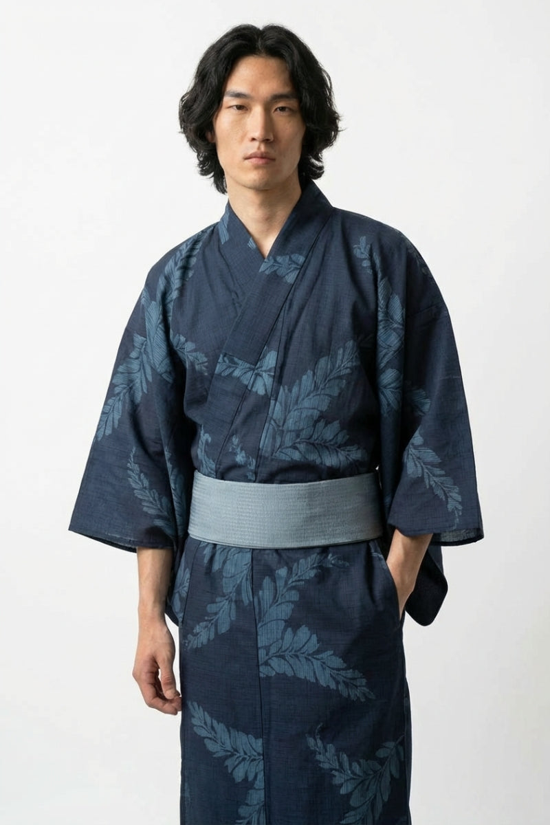 Indigo-Yukata für Herren 'Shinryoku' – Studioaufnahme
