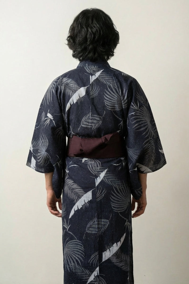 Yukata Japan 'Hoshiba' mit Farnen und Sternen auf Nachtblau, Detailansicht des Stoffs und des Obi