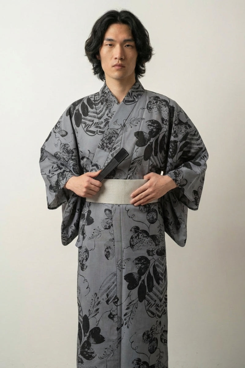 Japanischer Yukata für Herren 'Kurohana' – Studioaufnahme
